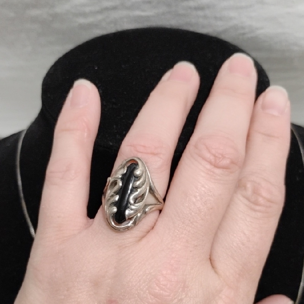 SALE! Vintage Sterling Silver & Black Onyx Navajo Ring W Scrollwork Sz.7 - Picture 2 of 11